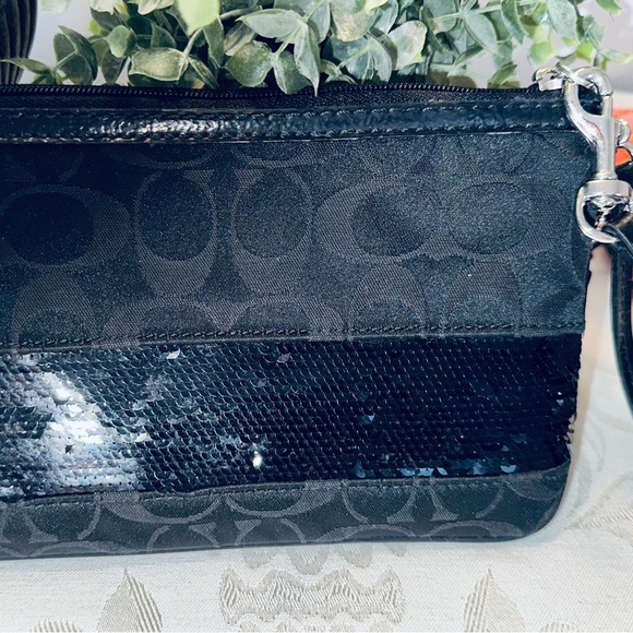 Coach Signature Jacquard Sequin Stripe Large Wristlet -‎ Like New - Picture 3 of 6